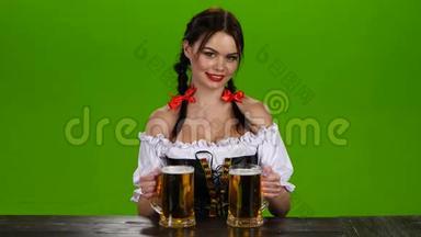 穿着巴伐利亚服装带着<strong>两杯啤酒</strong>的女孩。 绿色屏幕